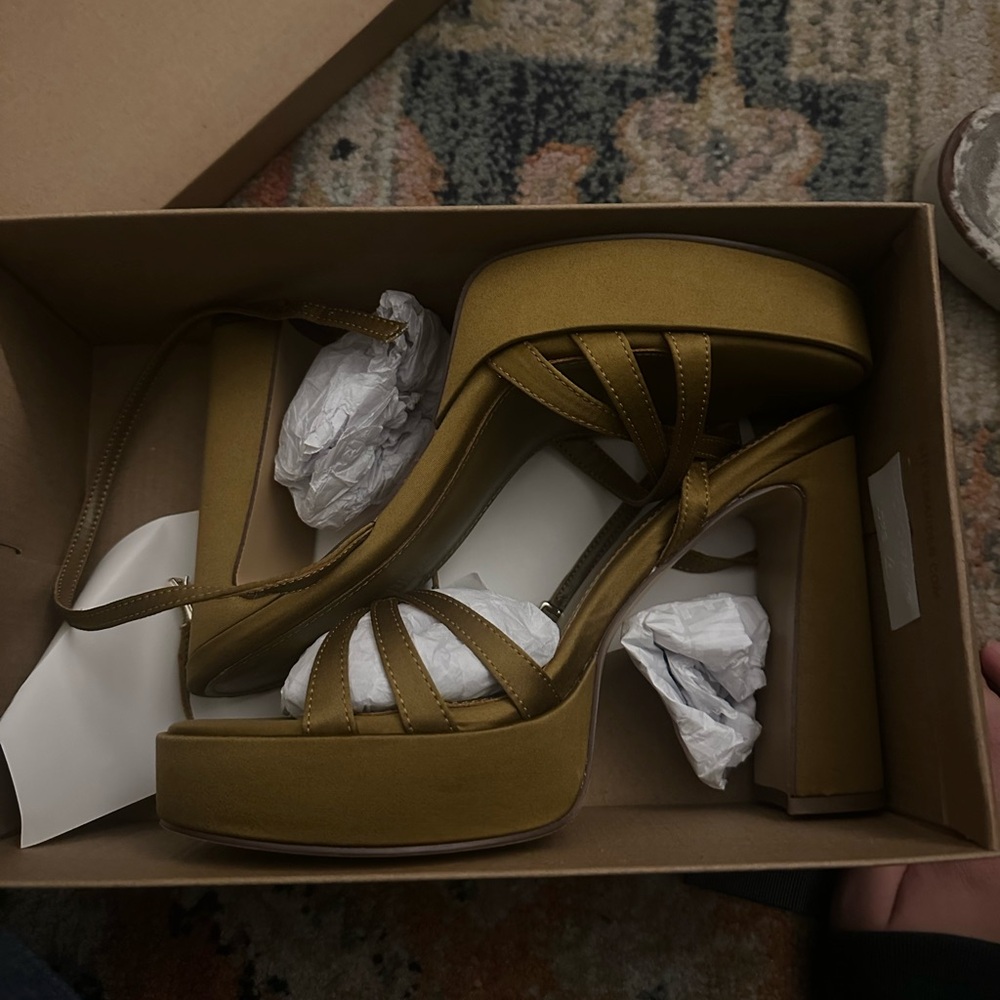 Steve Madden Gold/ olive green Strappy Platform Heels - Picture 3 of 6